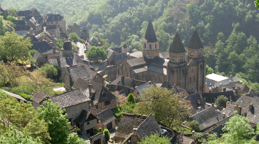 Abbaye de conques en venant de Ste Eulalie d'olt village de vacances